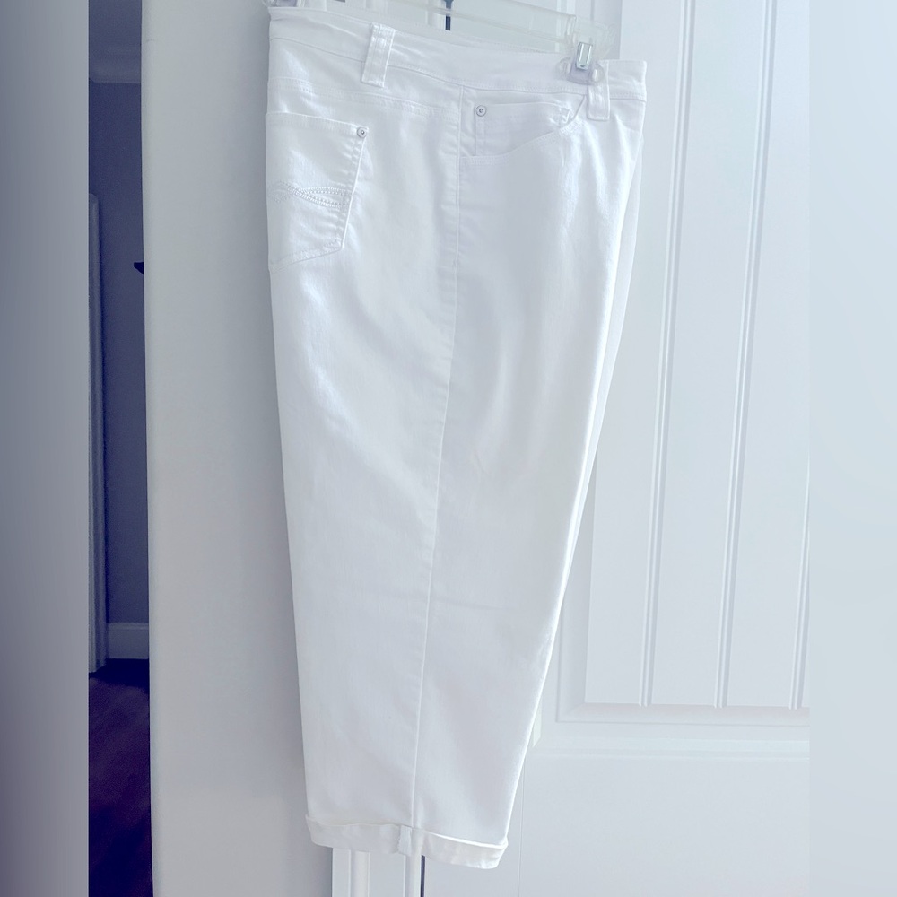 🩷🩷🩷White Denim Capri Jeans by Cato